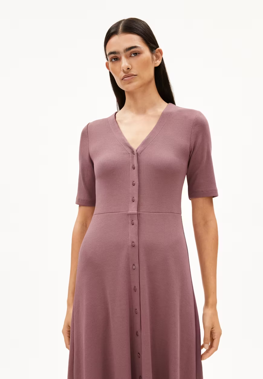 
                  
                    ALURAA Dunkelbeerkleid
                  
                