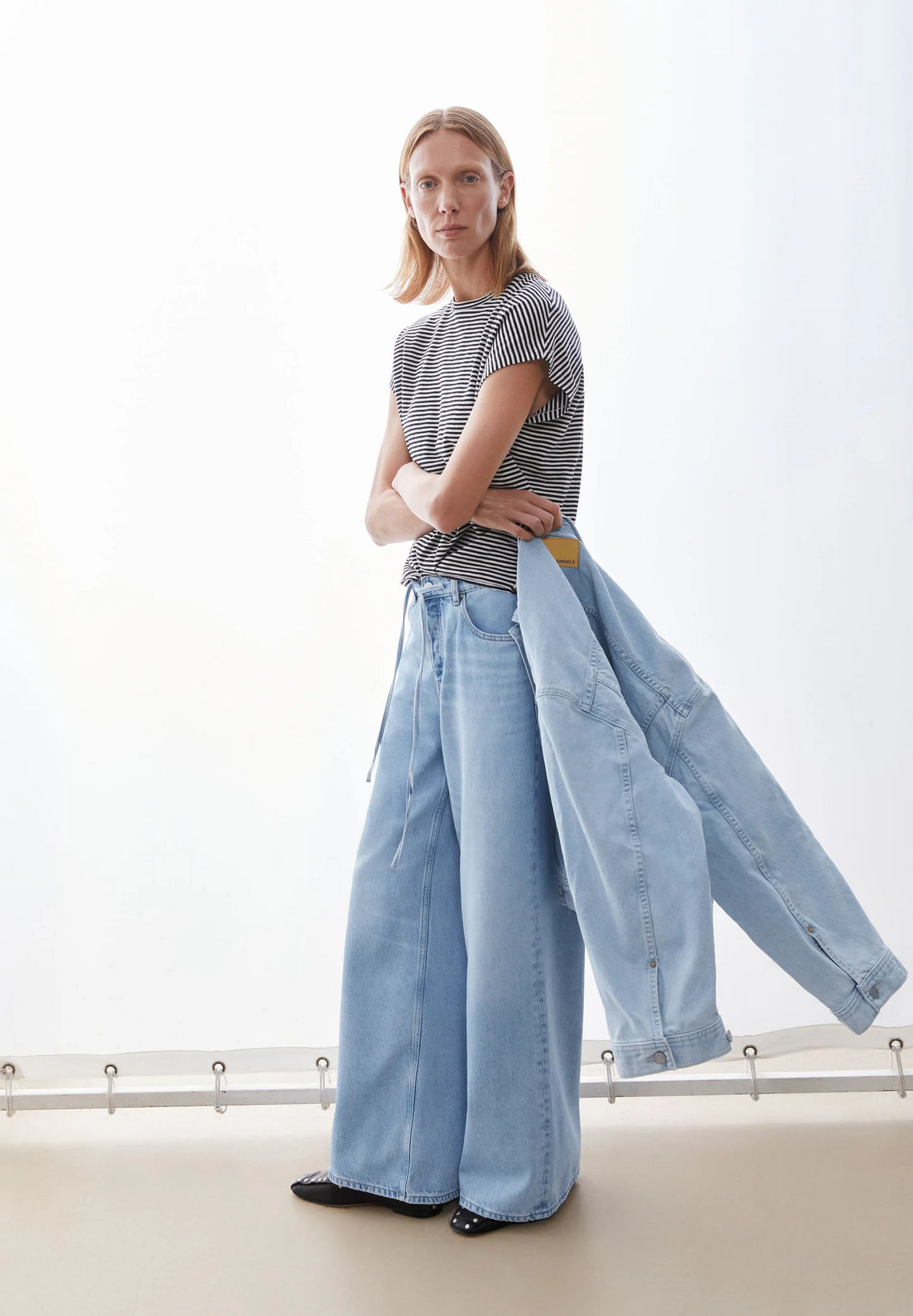 
                  
                    Schwarzes T-Shirt mit Hafermilch-Slub-Jersey-Streifen
                  
                