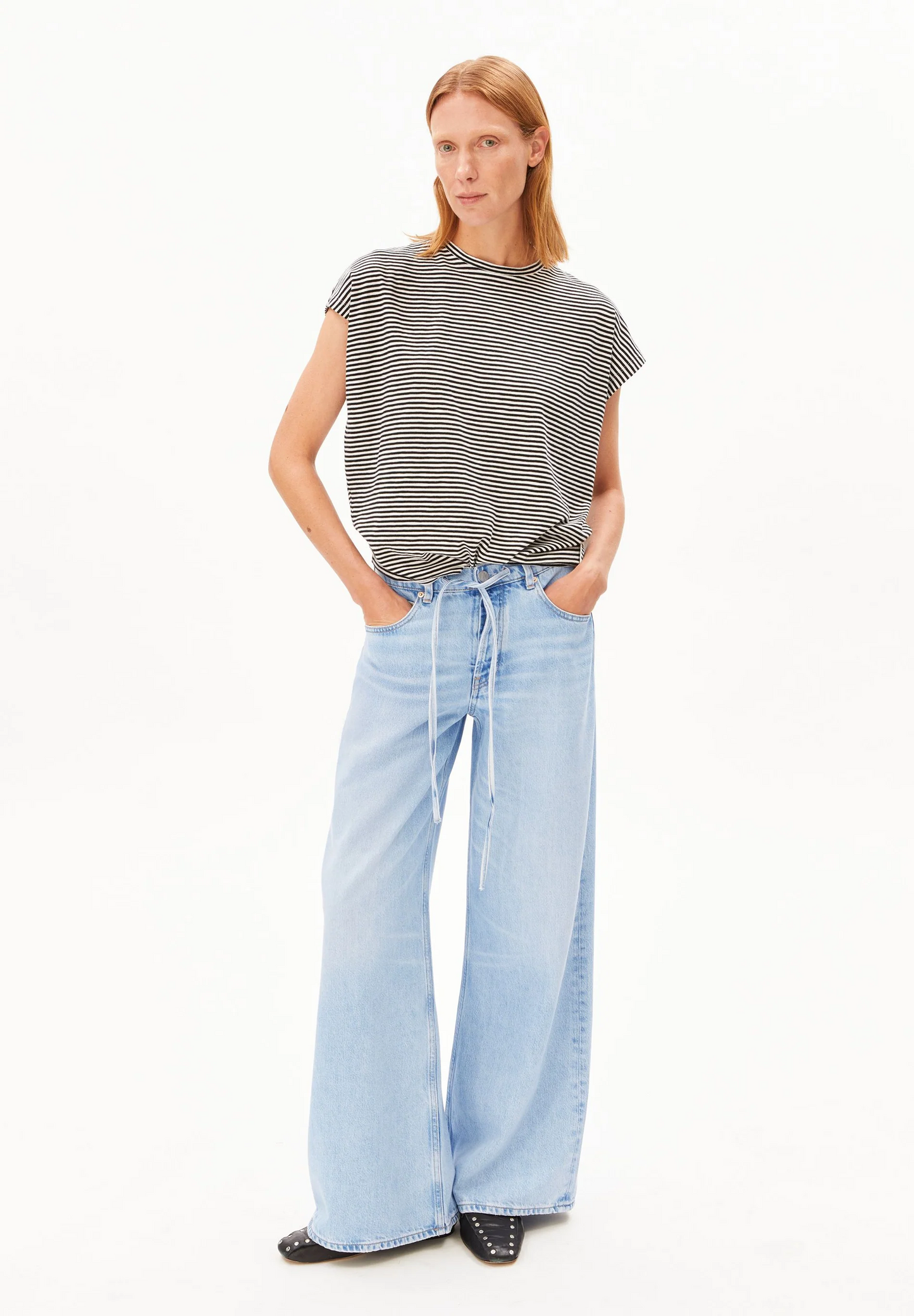 
                  
                    Schwarzes T-Shirt mit Hafermilch-Slub-Jersey-Streifen
                  
                