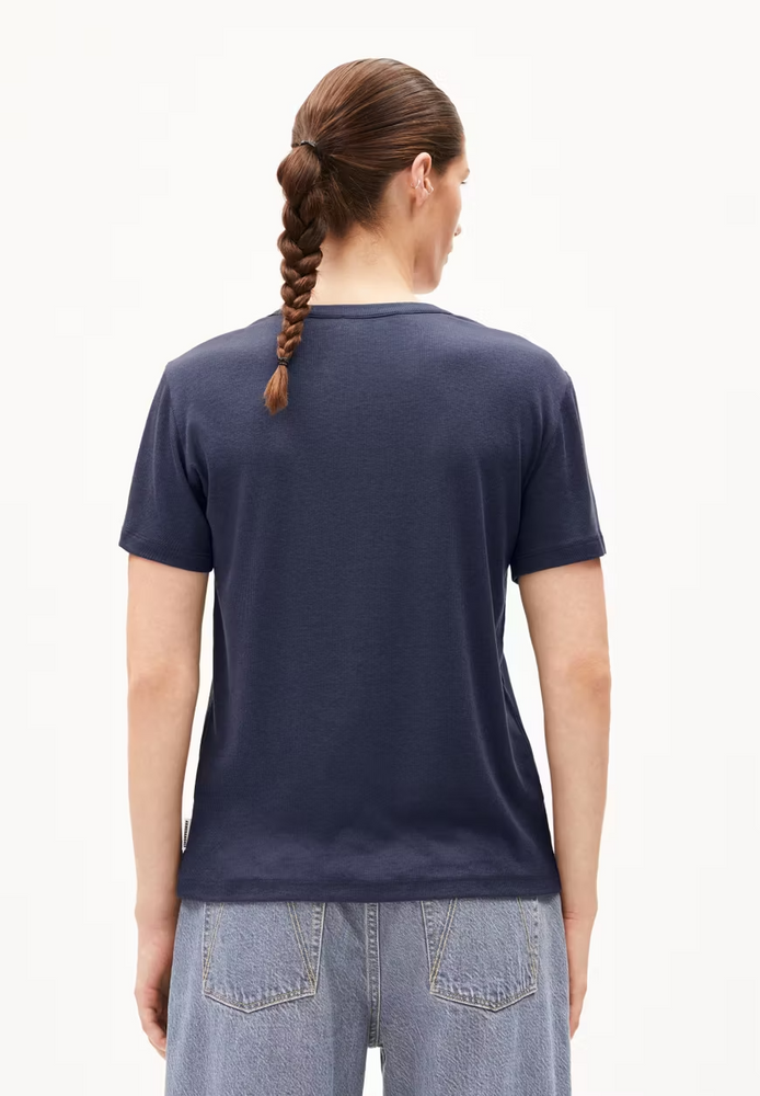 
                  
                    GENESAA – T-Shirt „Moonlight Grey“ in regulärer Passform
                  
                