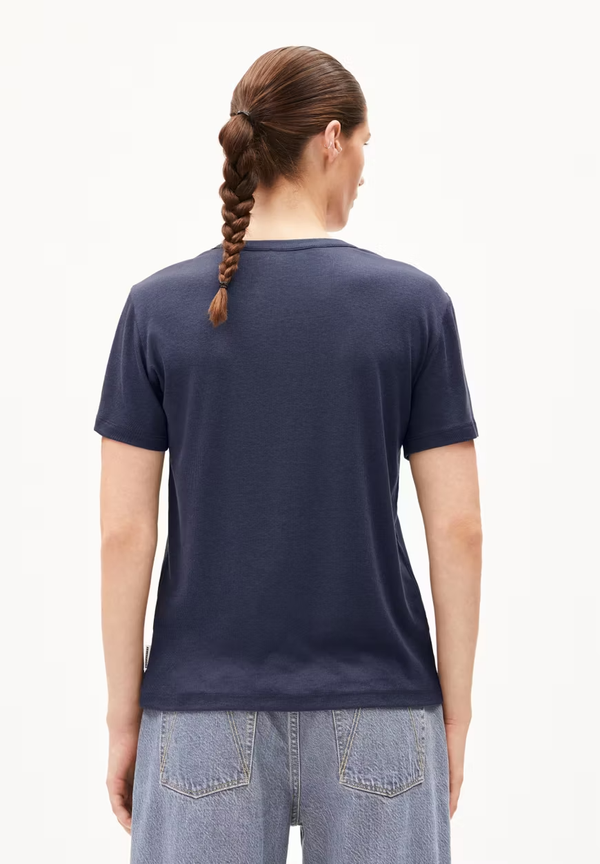 
                  
                    GENESAA – T-Shirt „Moonlight Grey“ in regulärer Passform
                  
                