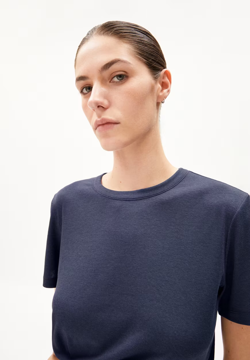 
                  
                    GENESAA – T-Shirt „Moonlight Grey“ in regulärer Passform
                  
                
