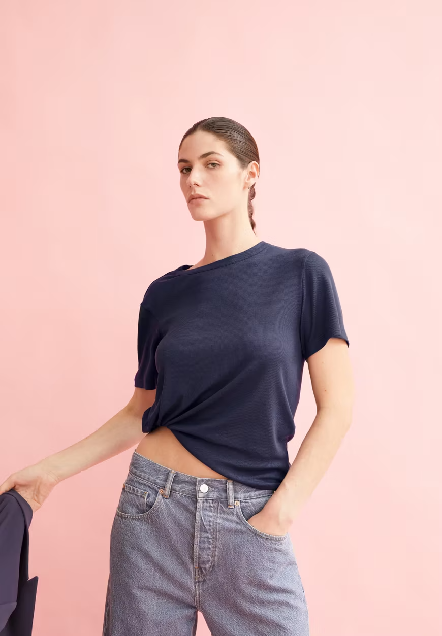 
                  
                    GENESAA – T-Shirt „Moonlight Grey“ in regulärer Passform
                  
                