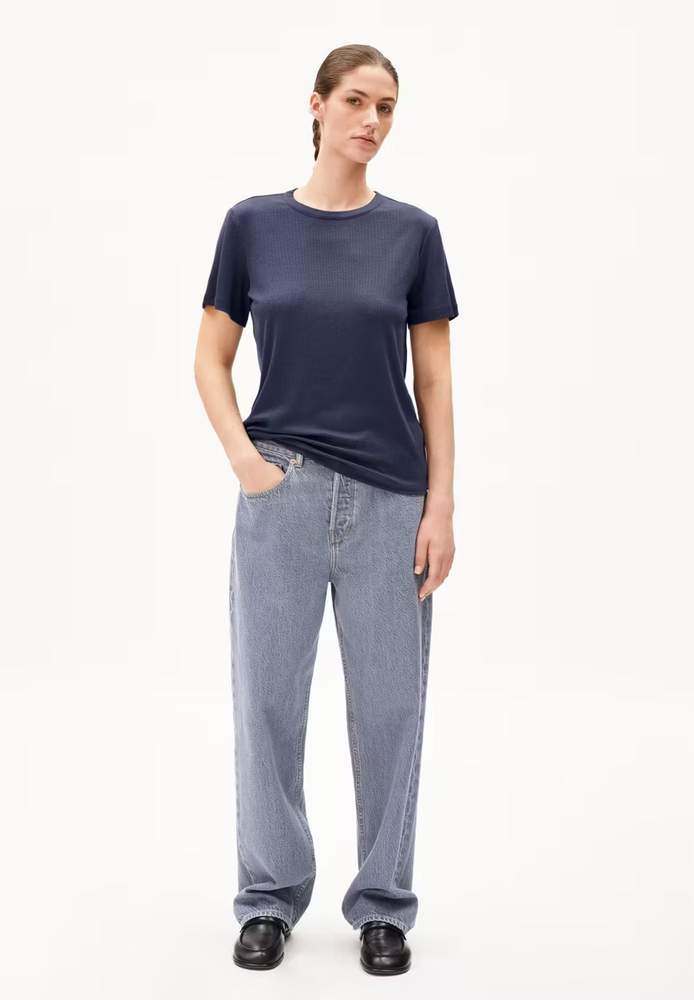 
                  
                    GENESAA – T-Shirt „Moonlight Grey“ in regulärer Passform
                  
                