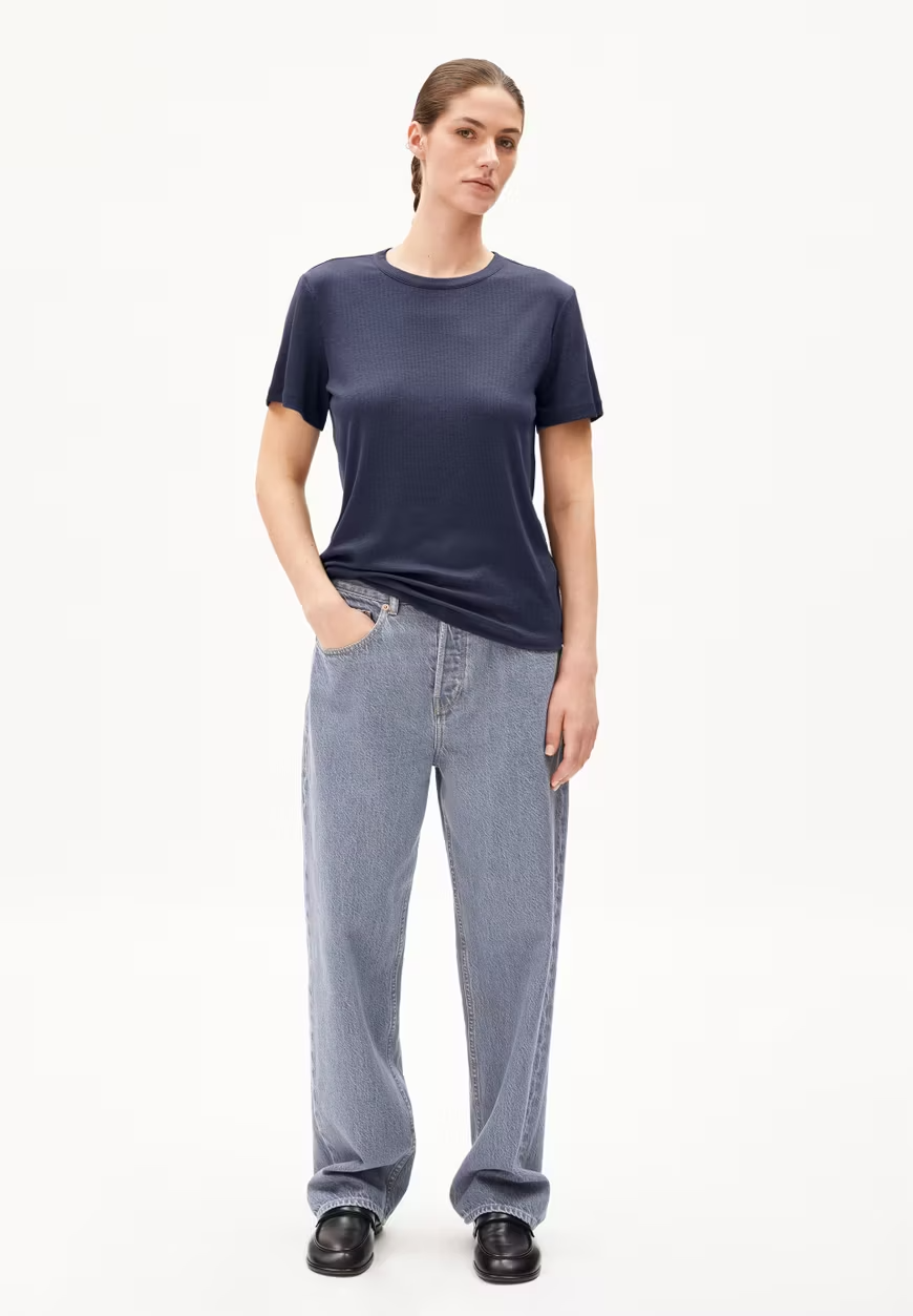
                  
                    GENESAA – T-Shirt „Moonlight Grey“ in regulärer Passform
                  
                