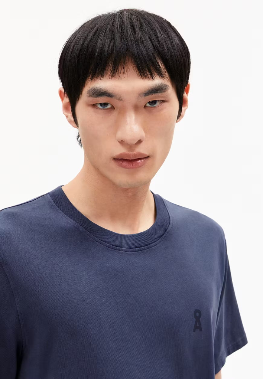
                  
                    IKONISCHES Å MAARKOS Blue Noon Washed T-Shirt
                  
                