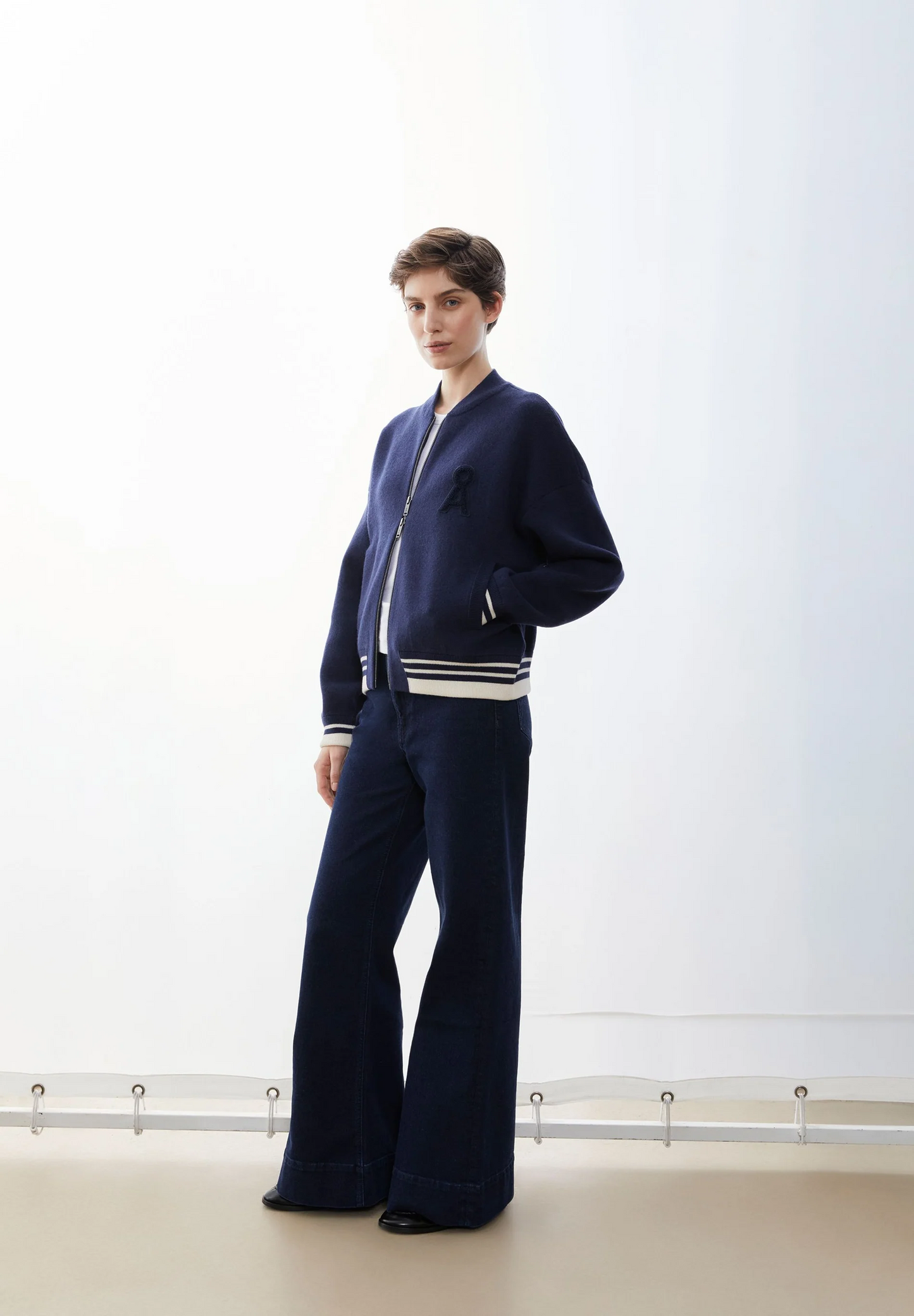 
                  
                    ICONIC Å getönte marineblaue Hafermilch-Bomberjacke
                  
                