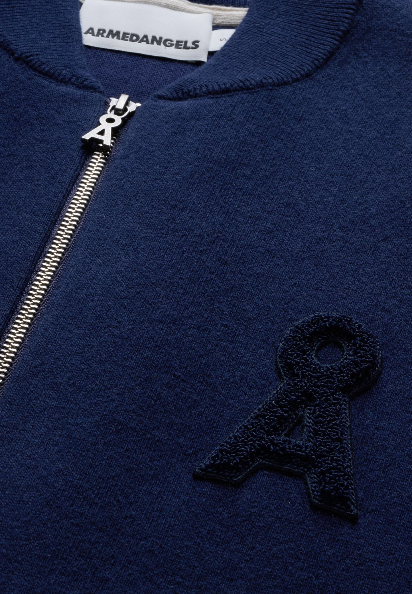 
                  
                    ICONIC Å getönte marineblaue Hafermilch-Bomberjacke
                  
                