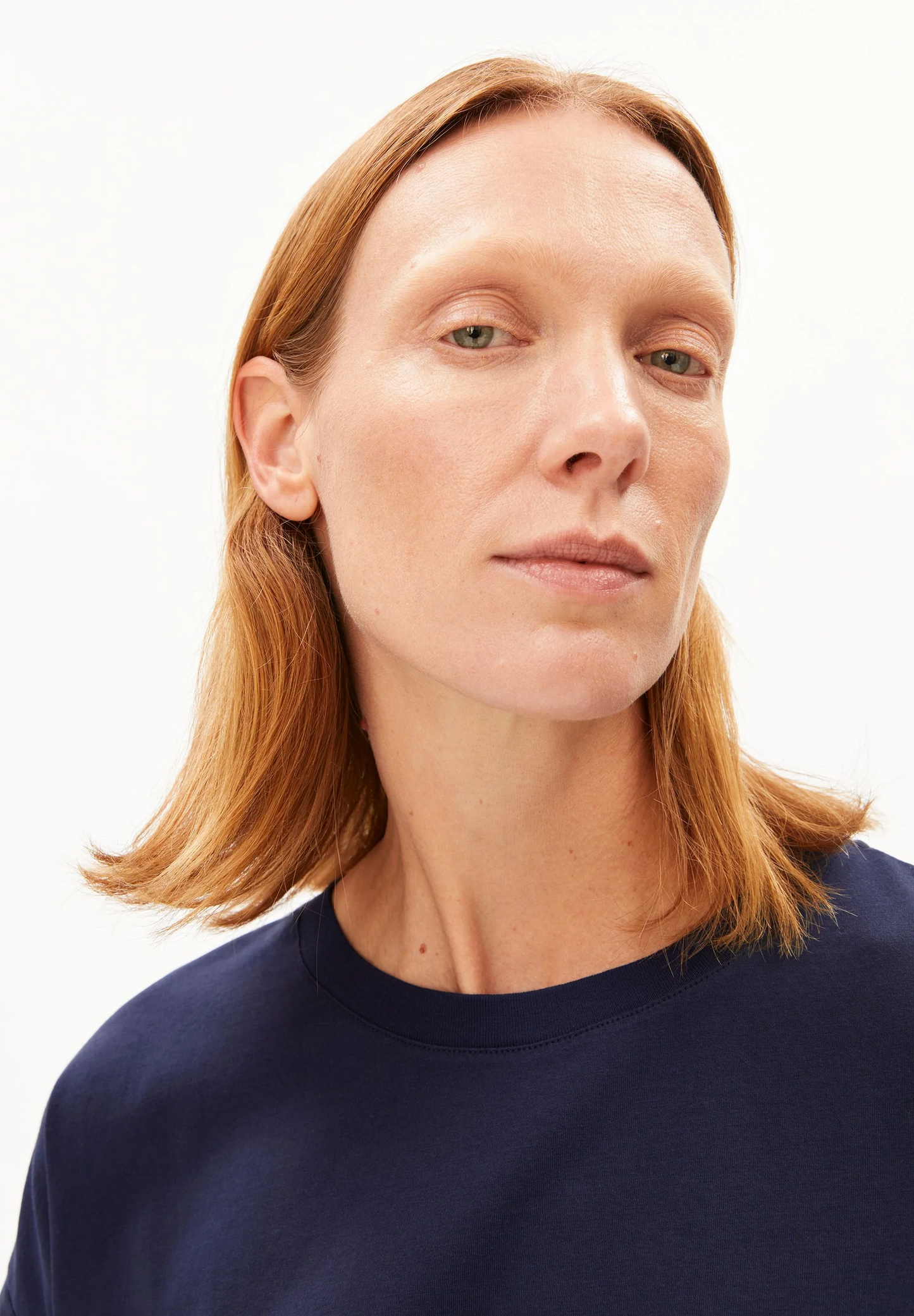 
                  
                    IDAARA Getöntes Marineblaues T-Shirt
                  
                