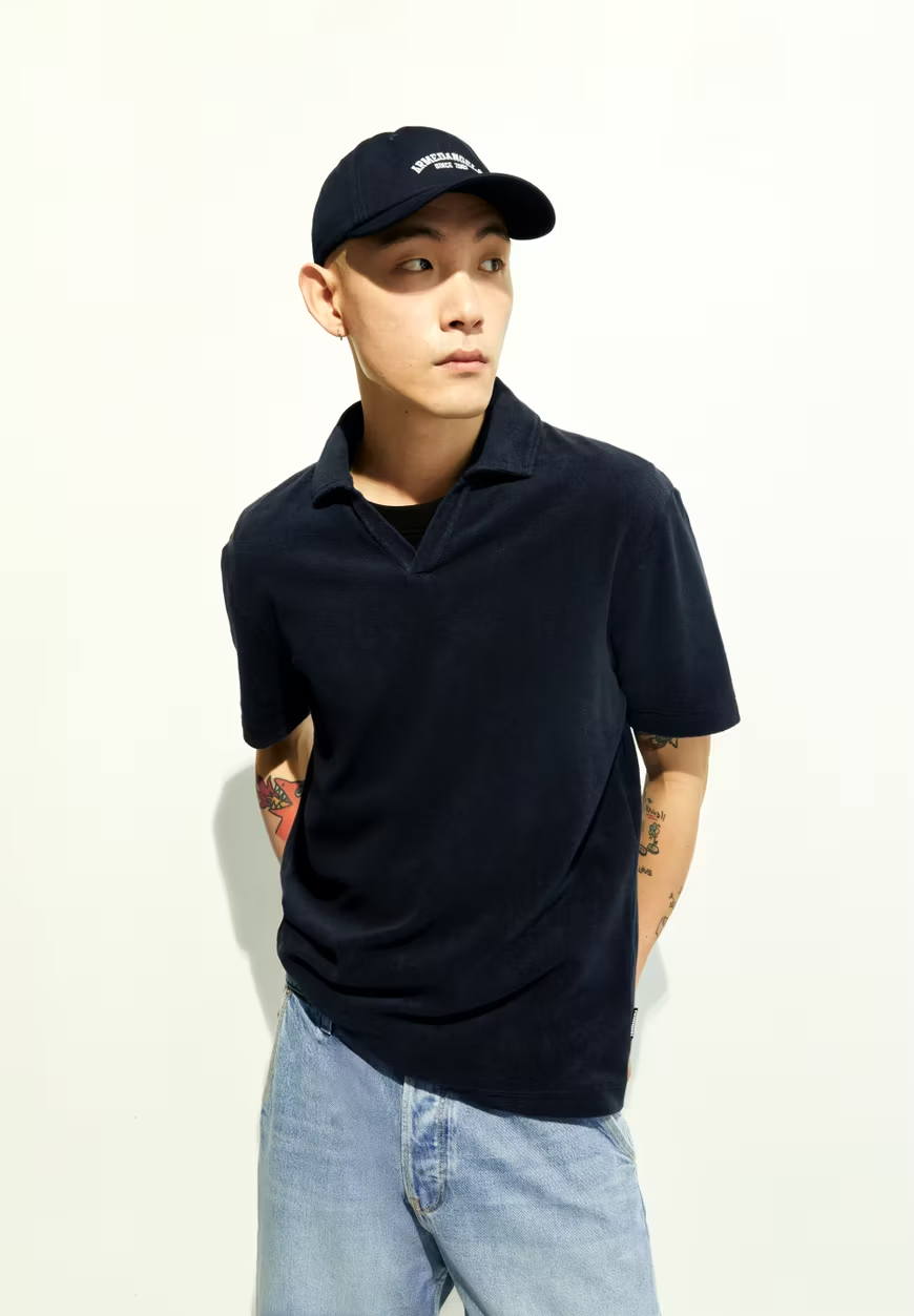 
                  
                    MAARKOS Nachthimmel-Polo-Frottee-T-Shirt
                  
                