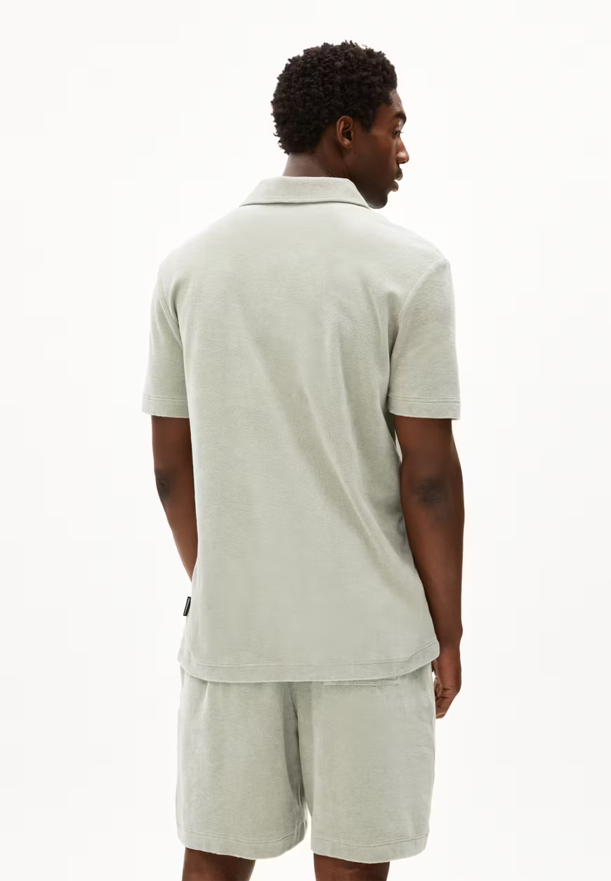 
                  
                    MAARKOS Seegrünes Polo-T-Shirt aus Frottee
                  
                