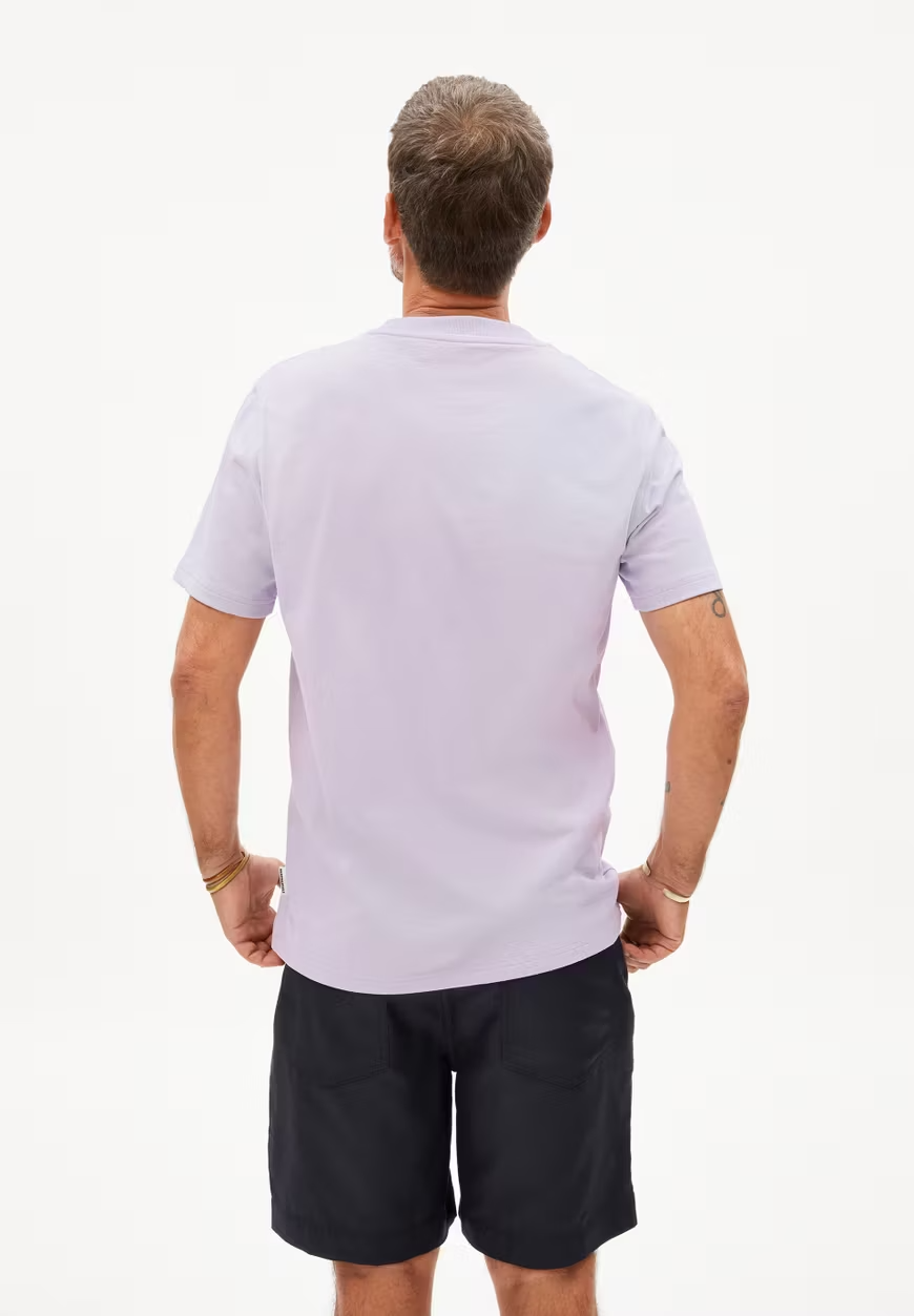 
                  
                    MAARKOS – Weiches, fliederfarbenes, entspanntes T-Shirt
                  
                