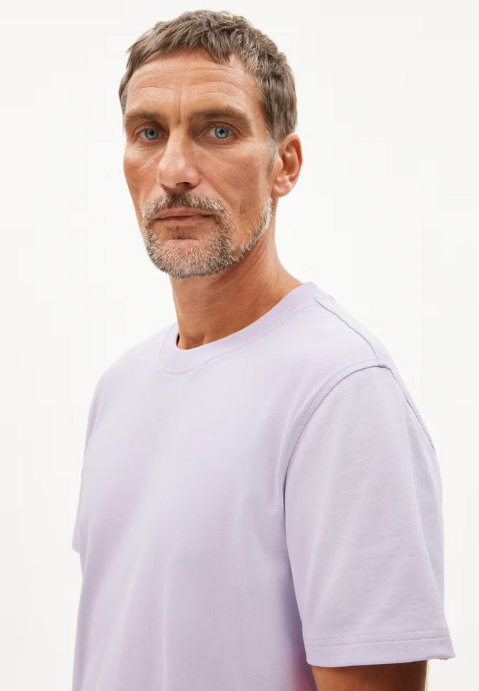 
                  
                    MAARKOS – Weiches, fliederfarbenes, entspanntes T-Shirt
                  
                
