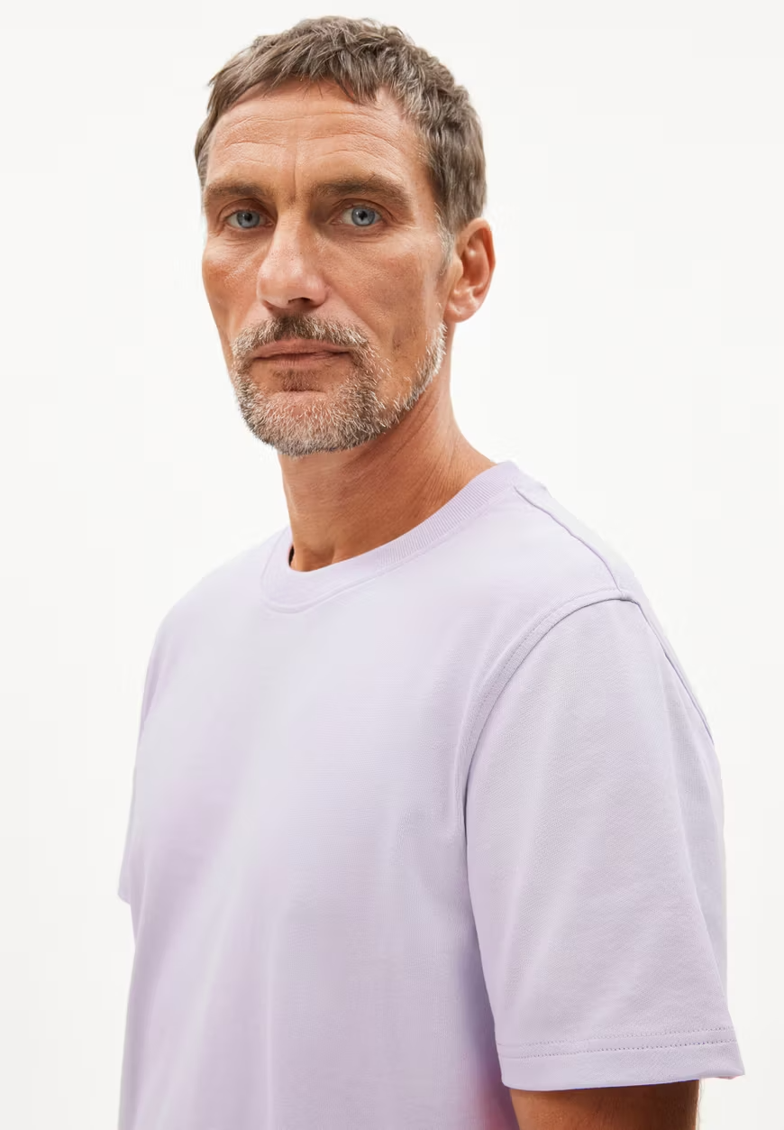 
                  
                    MAARKOS – Weiches, fliederfarbenes, entspanntes T-Shirt
                  
                