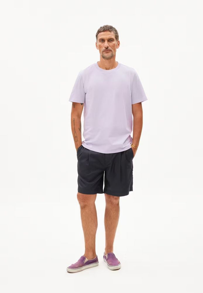 
                  
                    MAARKOS – Weiches, fliederfarbenes, entspanntes T-Shirt
                  
                