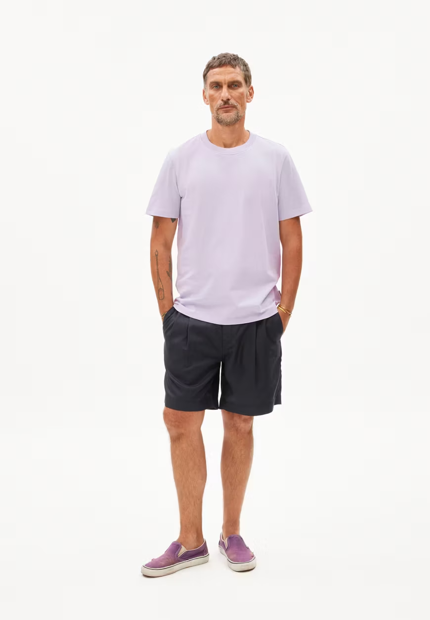 
                  
                    MAARKOS – Weiches, fliederfarbenes, entspanntes T-Shirt
                  
                