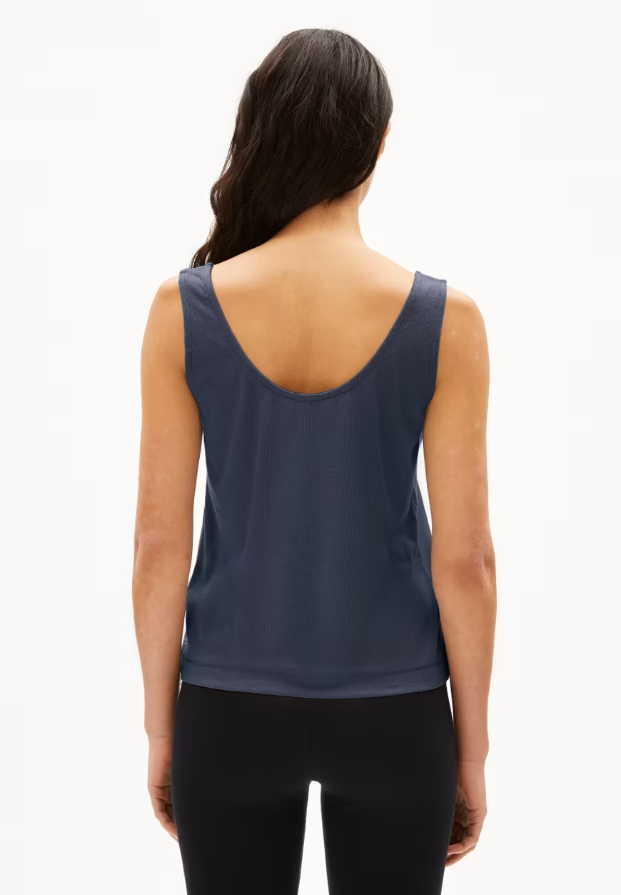 
                  
                    MINAAMI – Entspanntes Tanktop in Mondlichtgrau
                  
                