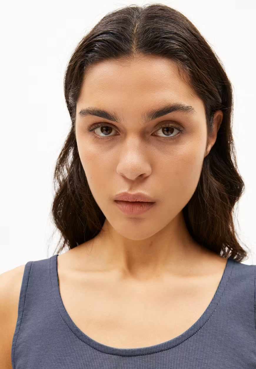 
                  
                    MINAAMI – Entspanntes Tanktop in Mondlichtgrau
                  
                