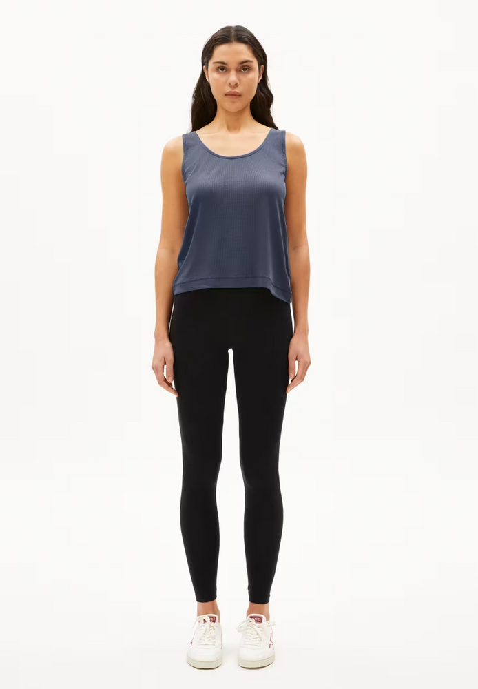 
                  
                    MINAAMI – Entspanntes Tanktop in Mondlichtgrau
                  
                