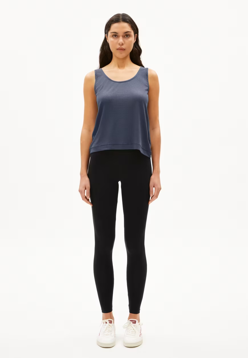 
                  
                    MINAAMI – Entspanntes Tanktop in Mondlichtgrau
                  
                