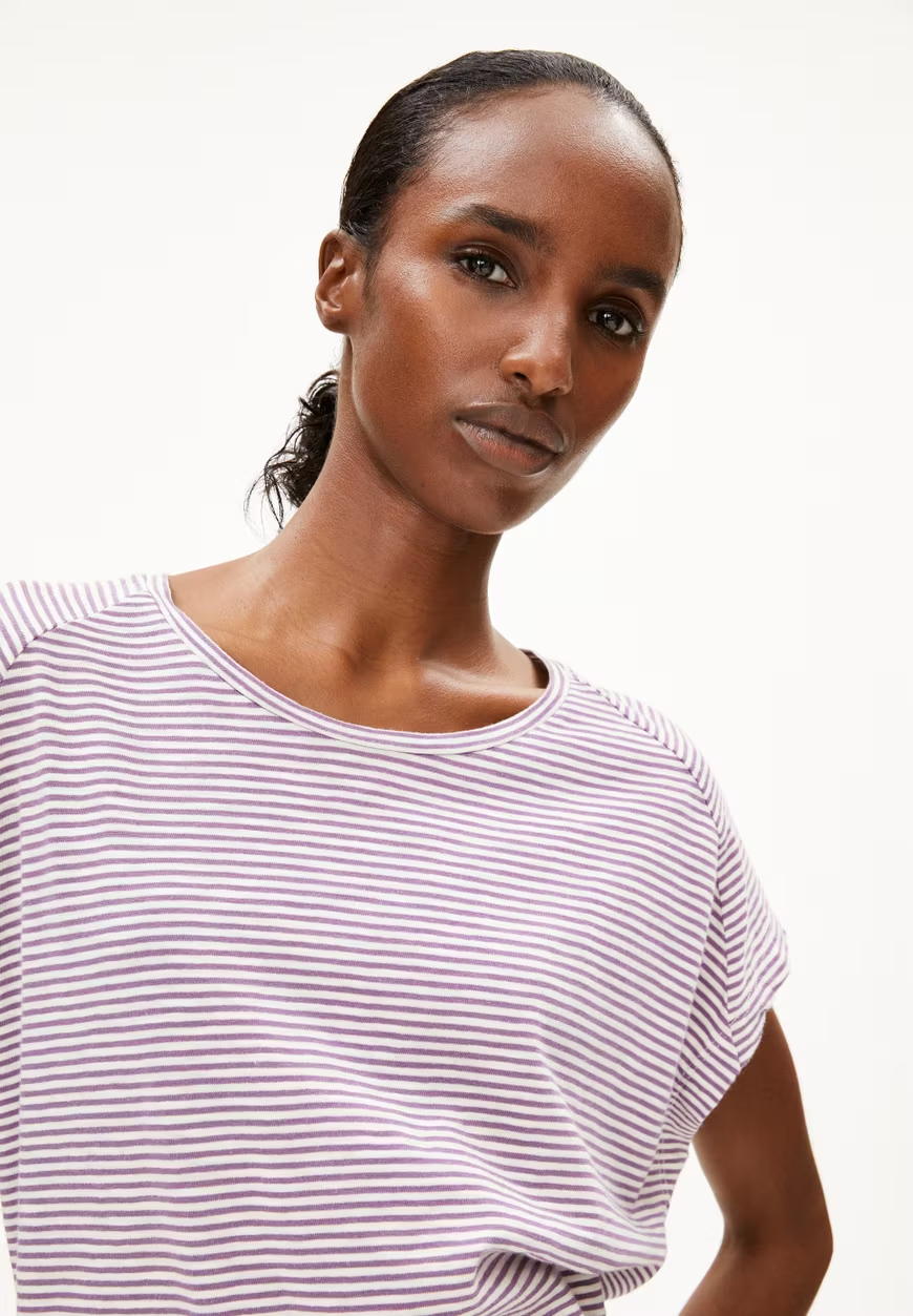 
                  
                    ONELIAA LOVELY – Lockeres T-Shirt mit Streifen in Hafermilch und Sonnenuntergangshimmel
                  
                