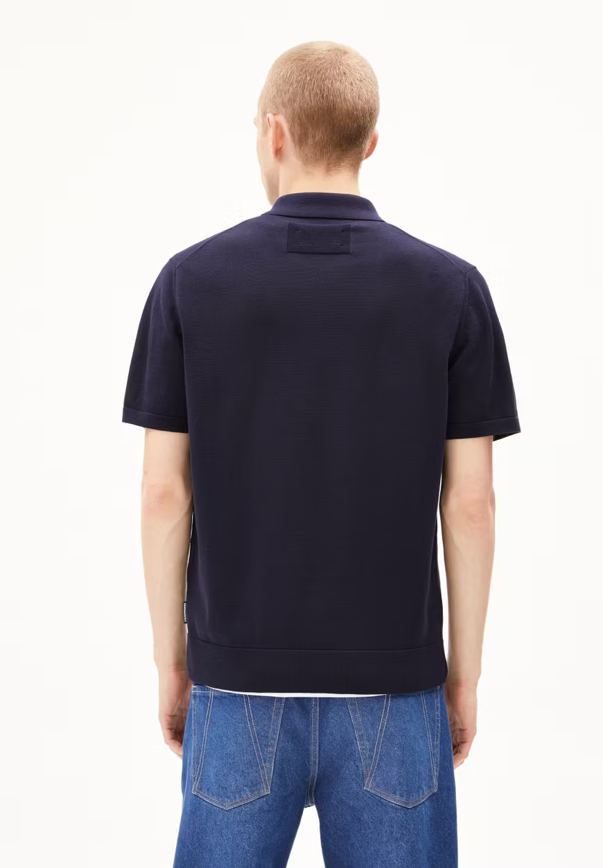
                  
                    TAAKOS – Poloshirt aus Strick in Nachthimmel-Optik
                  
                