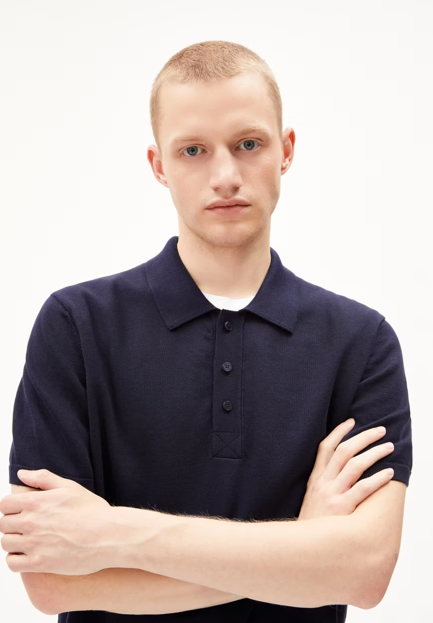 
                  
                    TAAKOS – Poloshirt aus Strick in Nachthimmel-Optik
                  
                