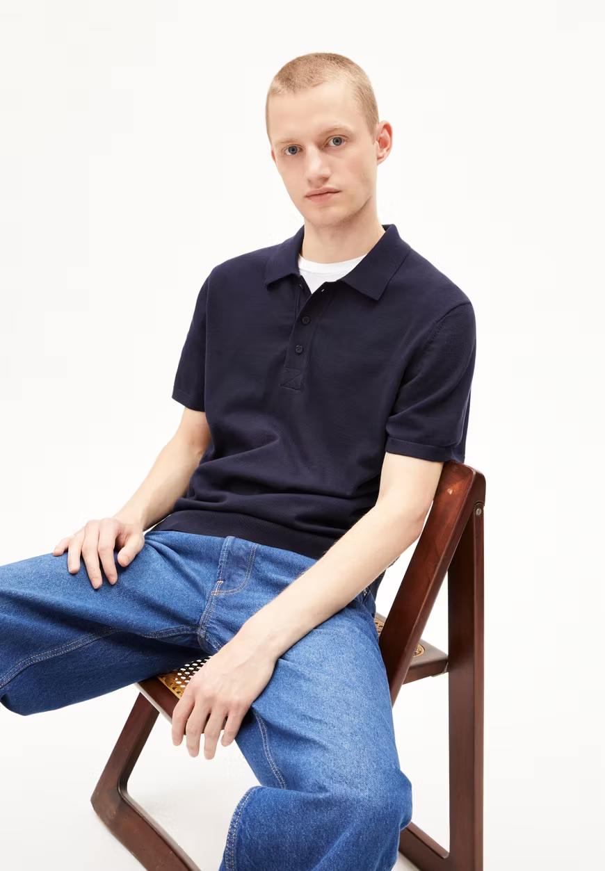 
                  
                    TAAKOS – Poloshirt aus Strick in Nachthimmel-Optik
                  
                