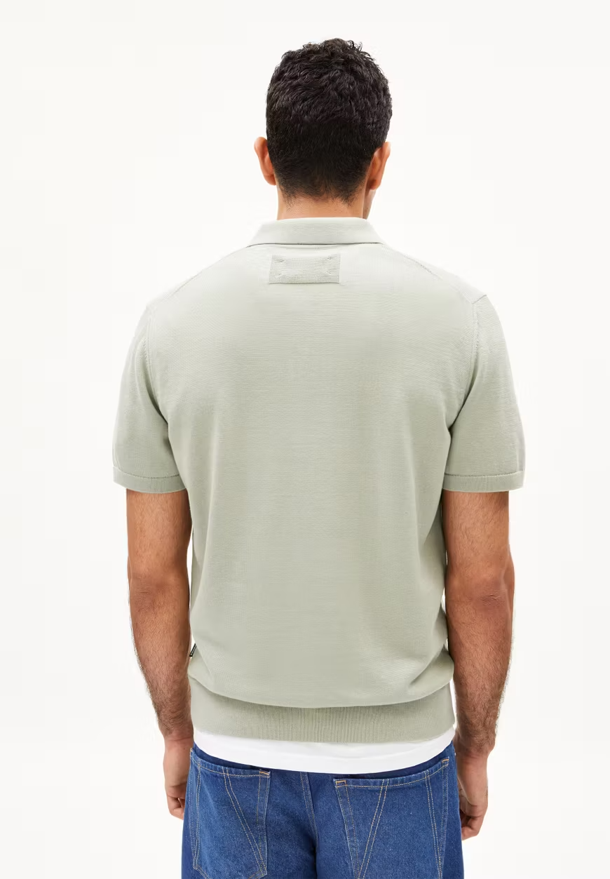 
                  
                    TAAKOS Seegrünes Strick-Poloshirt
                  
                