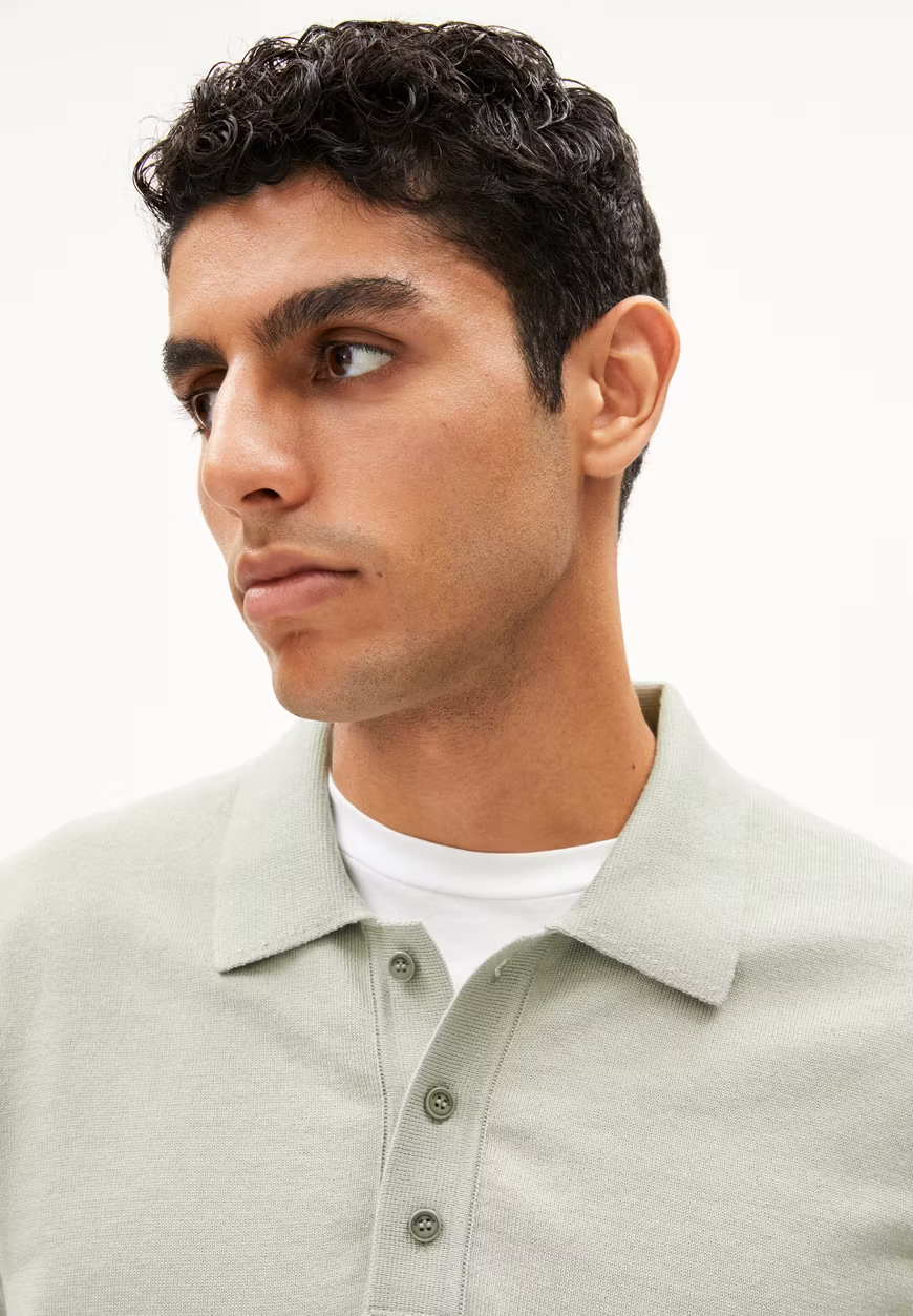 
                  
                    TAAKOS Seegrünes Strick-Poloshirt
                  
                