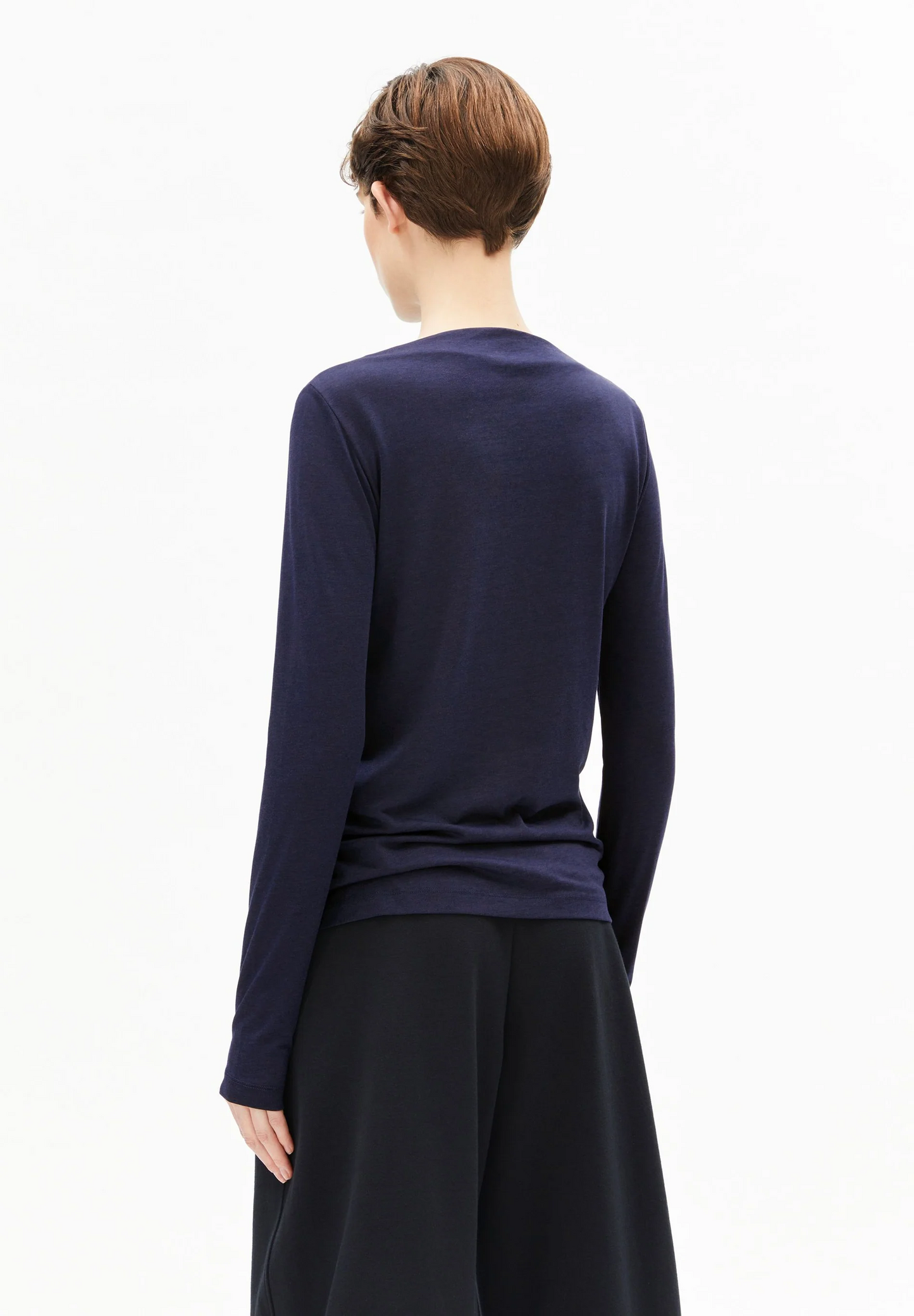 
                  
                    GETÖNTES MARINEBLAUES, BOOTSAUSSCHNITT-SHIRT MIT LANGEN ÄRMELN
                  
                