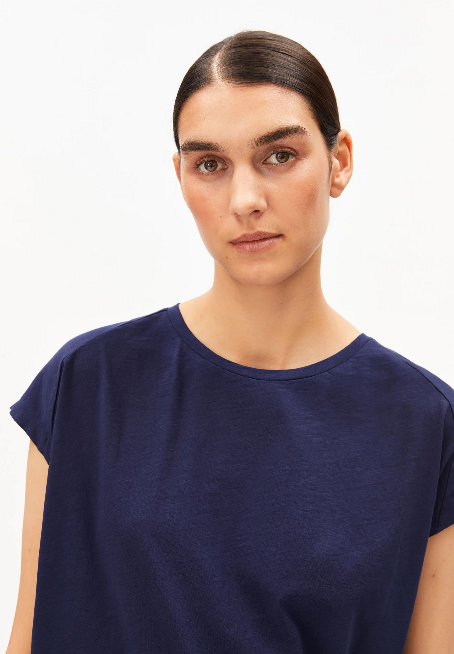 
                  
                    T-Shirt aus gefärbtem, marineblauem SLUB-JERSEY
                  
                