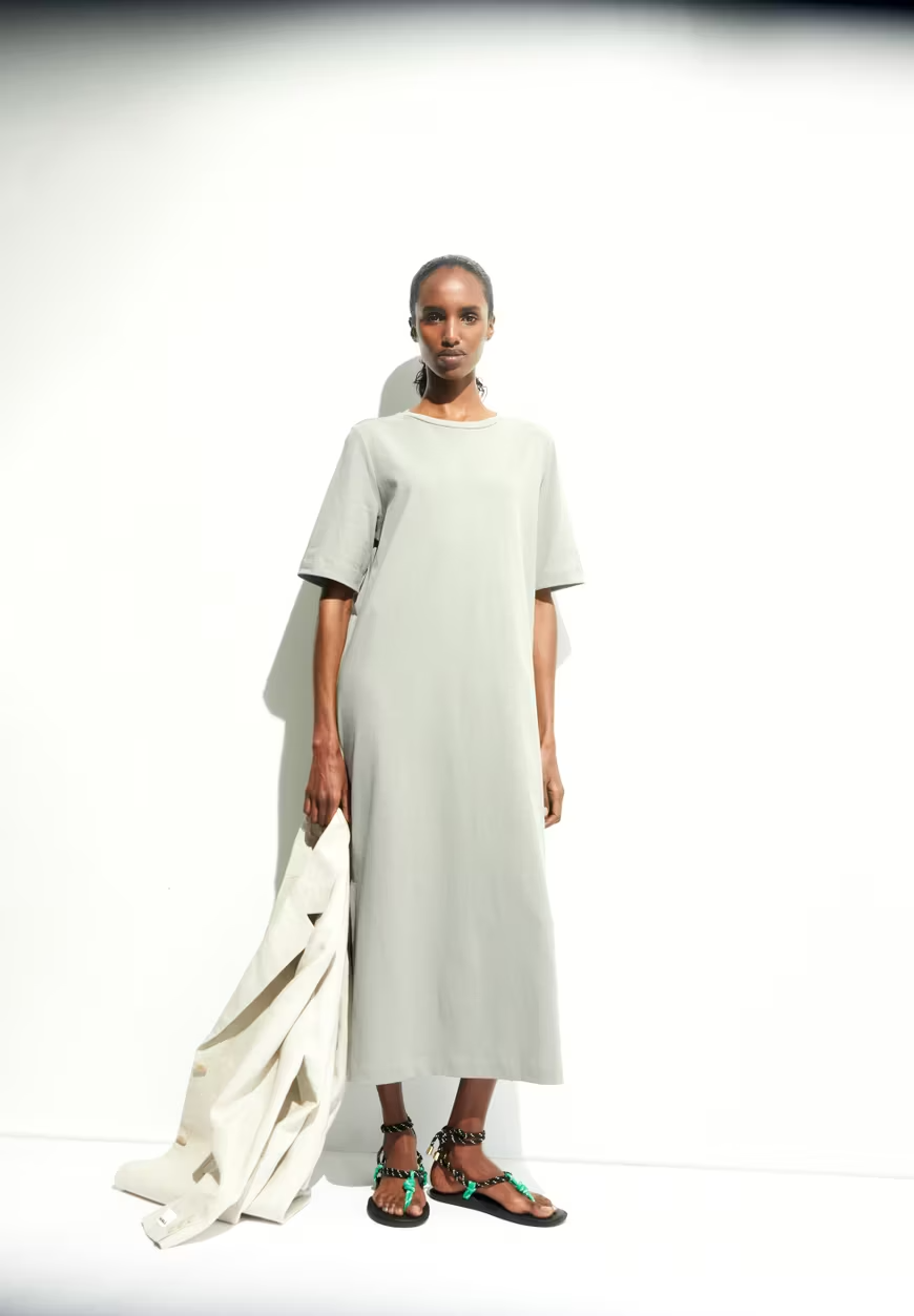 
                  
                    XELINAA – Entspanntes Jerseykleid in Seegrün
                  
                