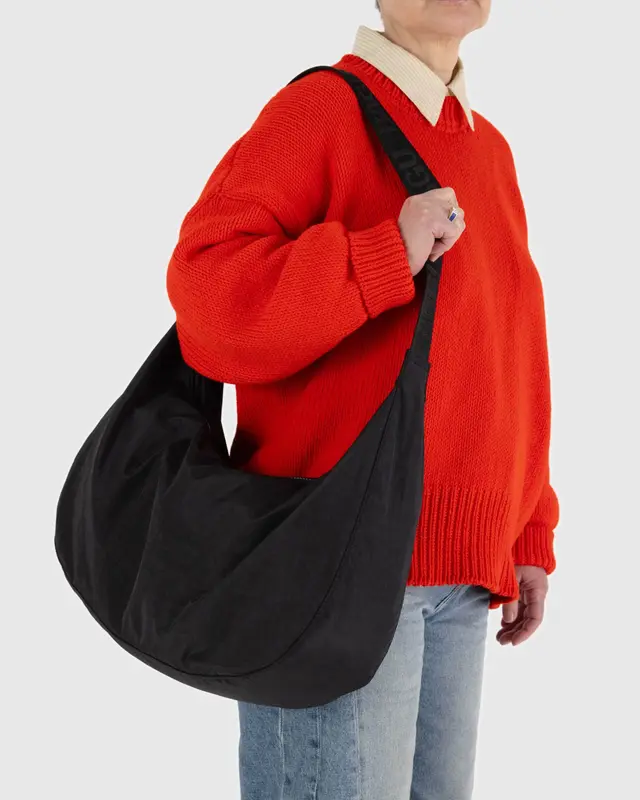 
                  
                    Große, halbmondförmige Tasche aus Nylon in Schwarz
                  
                