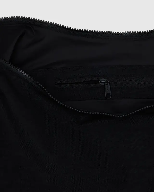 
                  
                    Große, halbmondförmige Tasche aus Nylon in Schwarz
                  
                