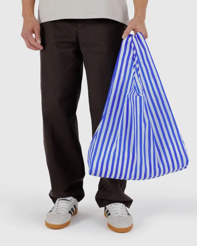 
                  
                    Standard-Baggu-Tasche mit blau lackierten Streifen
                  
                