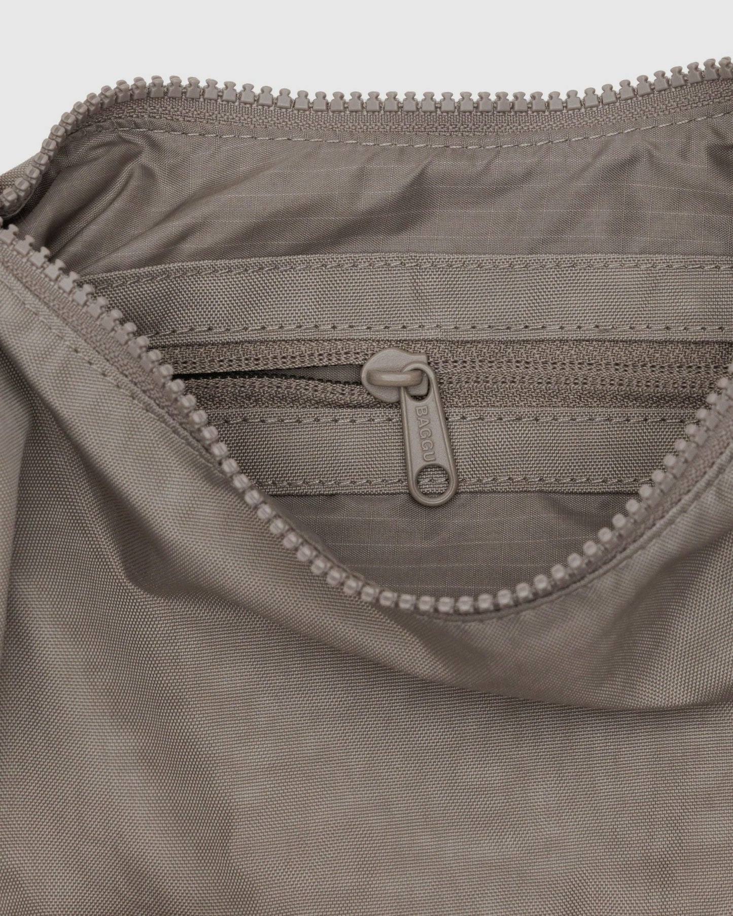 
                  
                    Dove – Kleine, halbmondförmige Nylontasche
                  
                