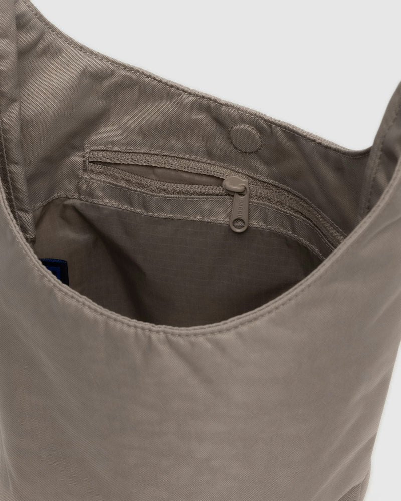 
                  
                    Kleine Schultertasche aus Nylon „Dove“
                  
                
