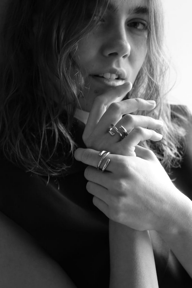 
                  
                    19 Silver Cutted Ring
                  
                