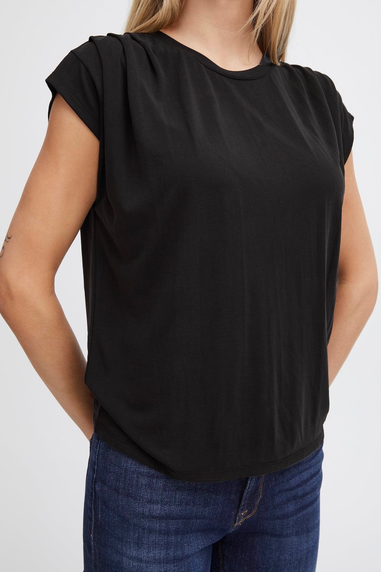 
                  
                    IHLISKEN Schwarzes T-Shirt
                  
                