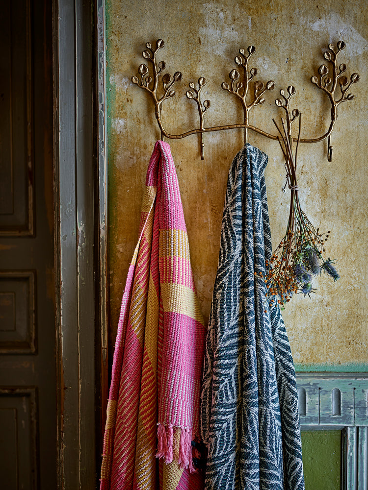 
                  
                    ISNEL Pink Throw
                  
                