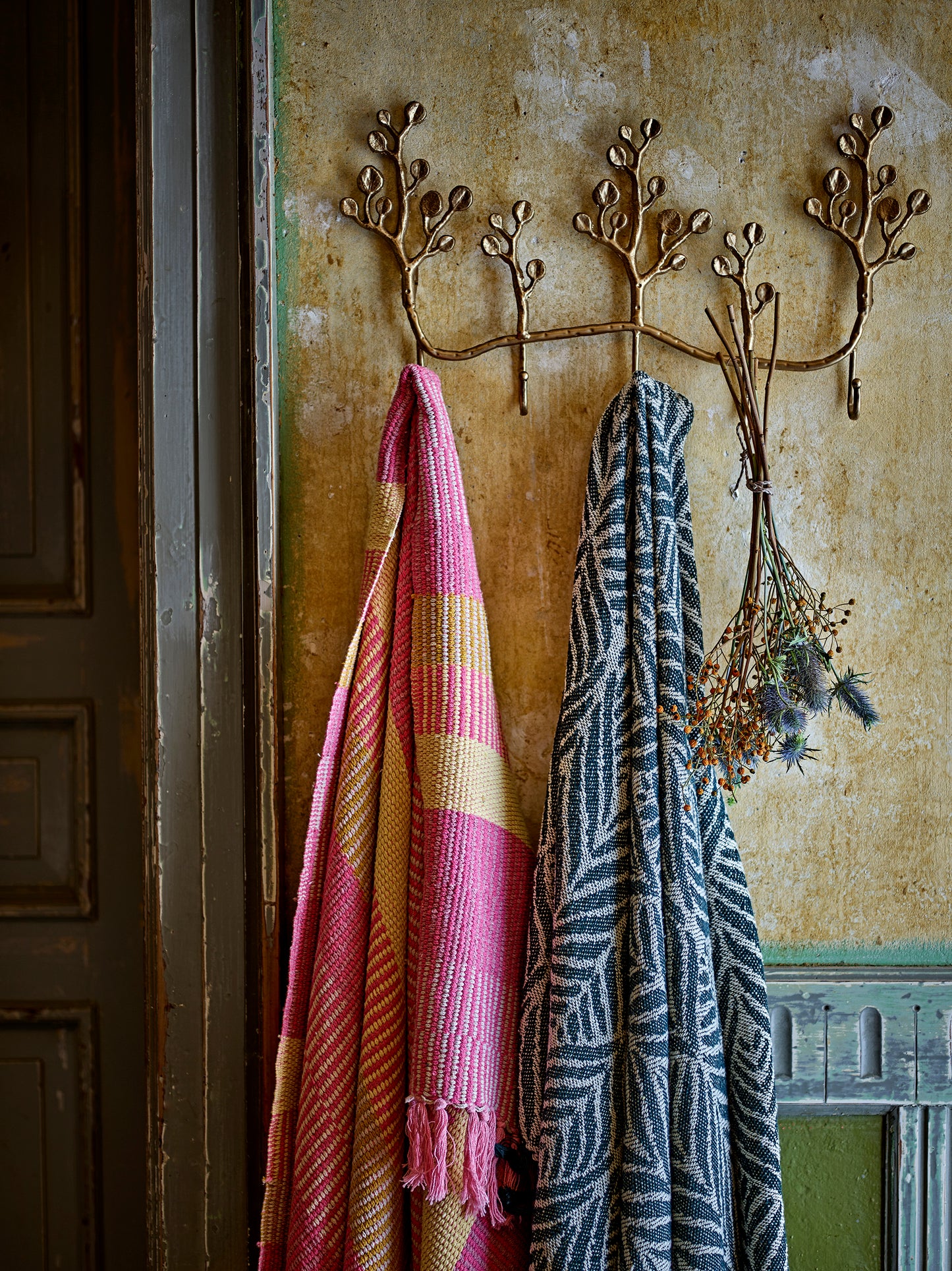 
                  
                    ISNEL Pink Throw
                  
                