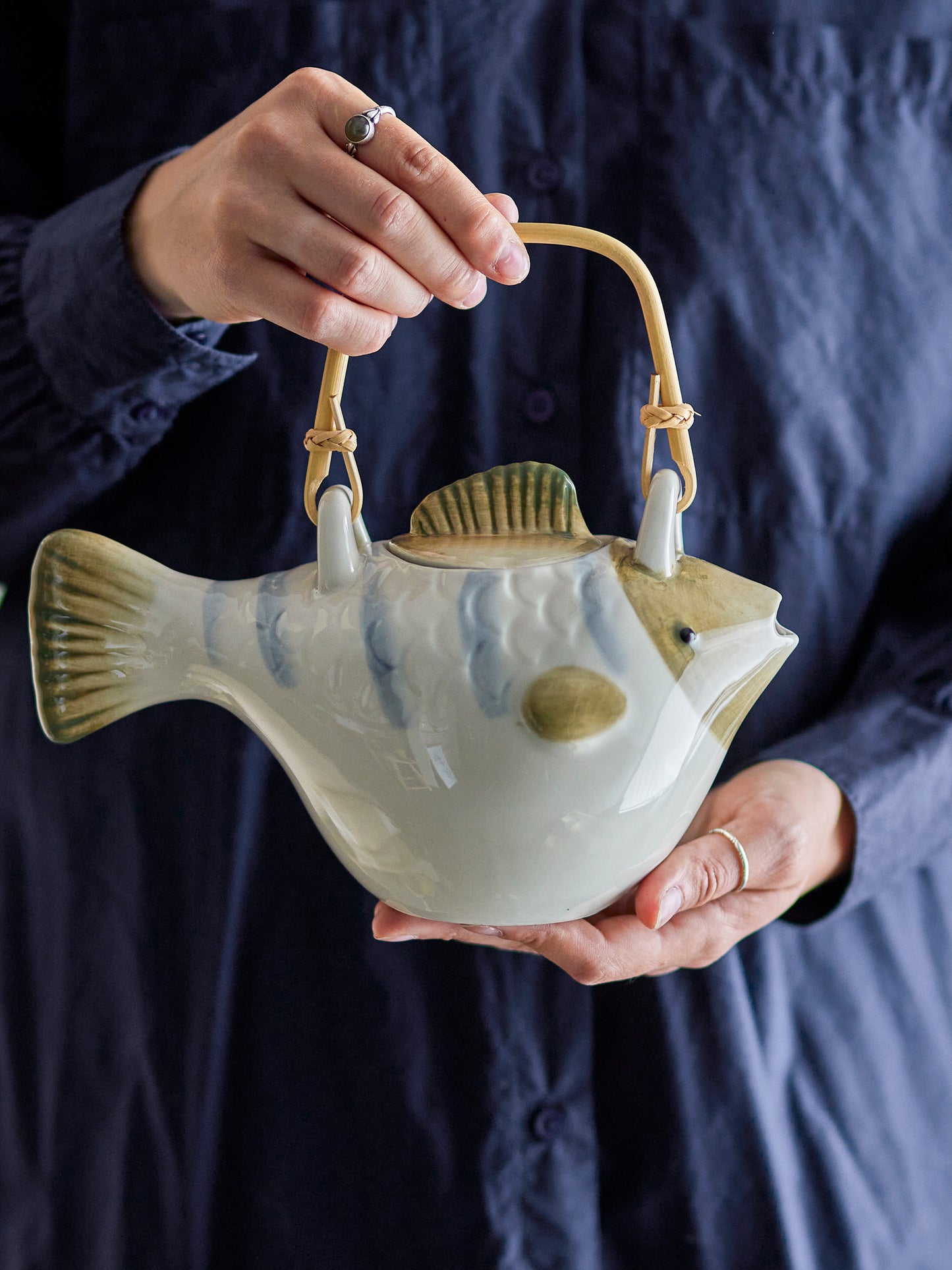 Bloomingville, Creative Collection Wrenna Teekanne aus Steingut in Fischform mit Naturgriff, 800 ml, mit Sieb