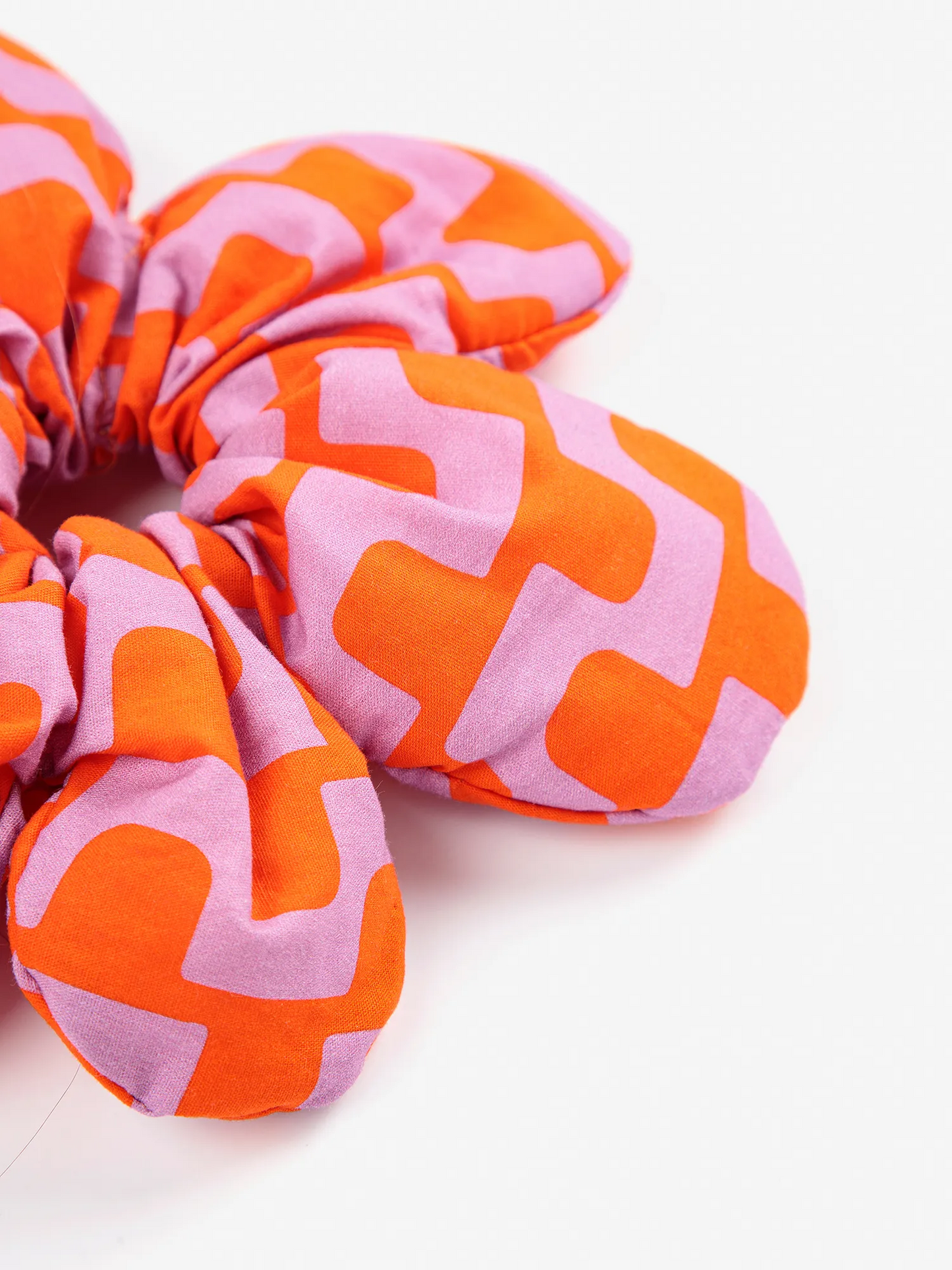 
                  
                    Haargummi mit Kette und Blume
                  
                