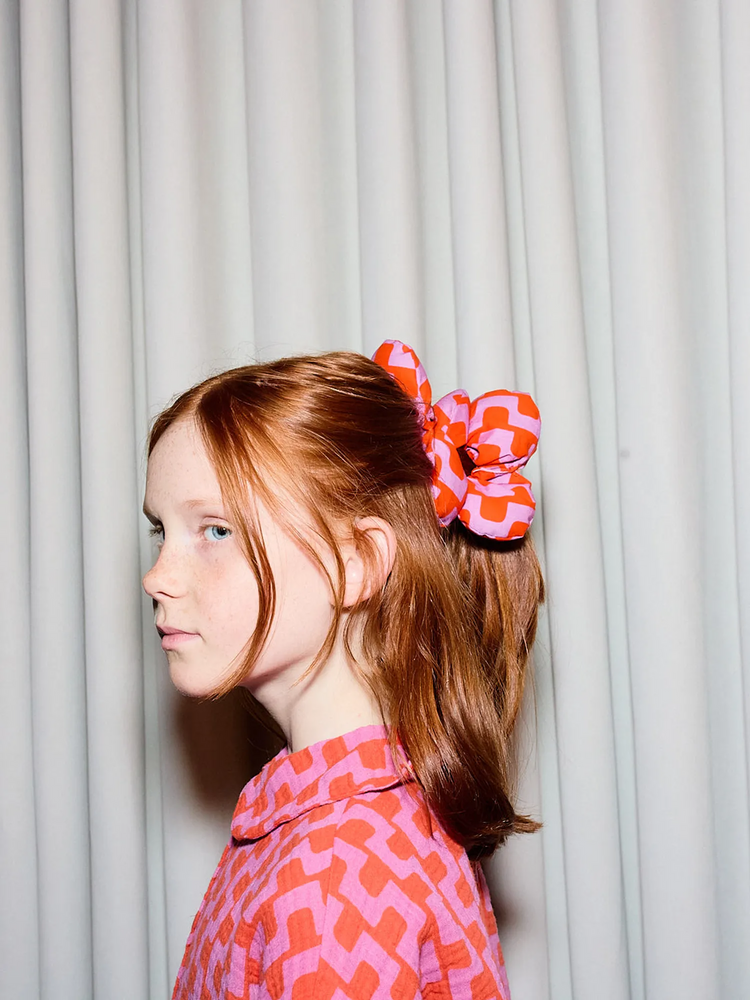 
                  
                    Haargummi mit Kette und Blume
                  
                