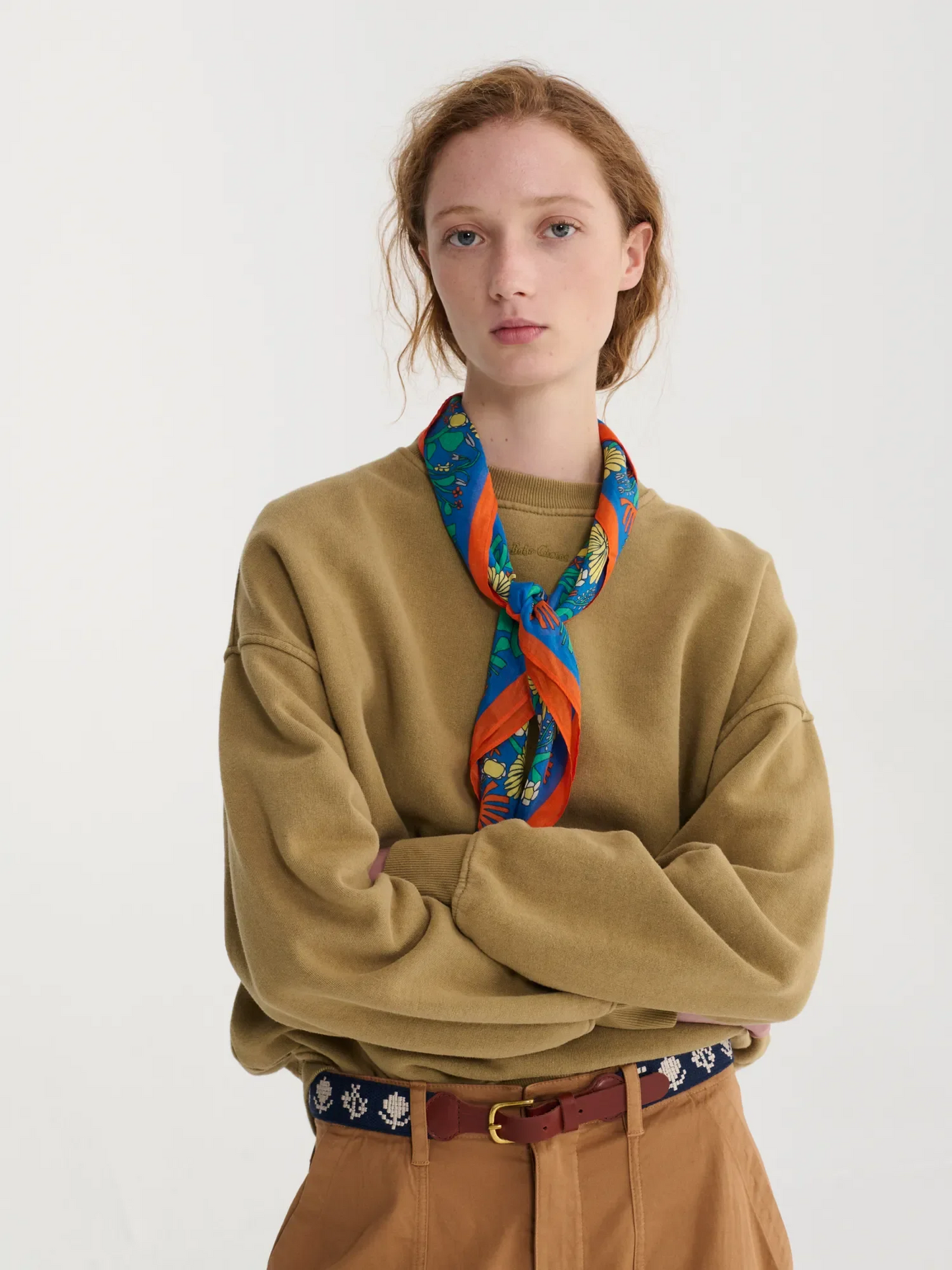 
                  
                    Khakifarbener Pullover mit überschnittenen Schultern und Stickerei
                  
                