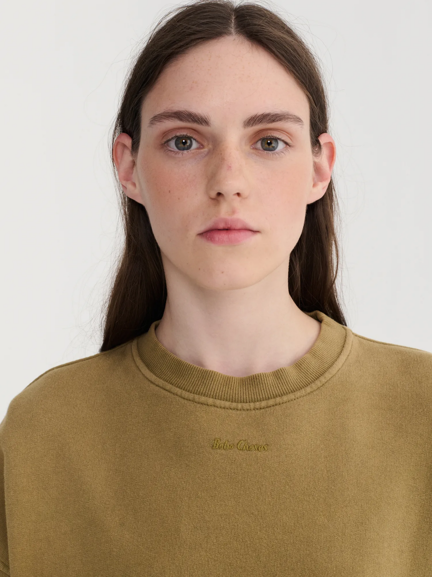 
                  
                    Khakifarbener Pullover mit überschnittenen Schultern und Stickerei
                  
                