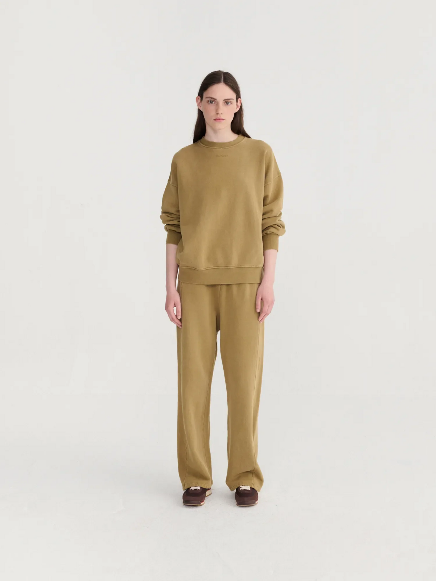 
                  
                    Khakifarbener Pullover mit überschnittenen Schultern und Stickerei
                  
                