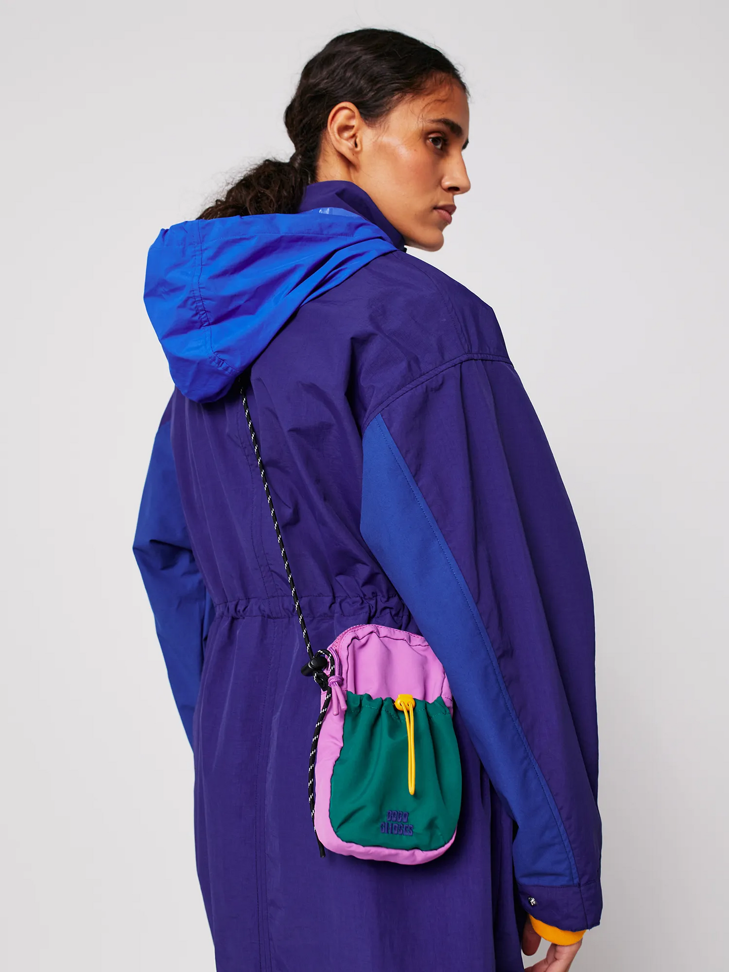 
                  
                    Mehrfarbige Mini-Tasche aus technischem Material mit Farbblockdesign
                  
                