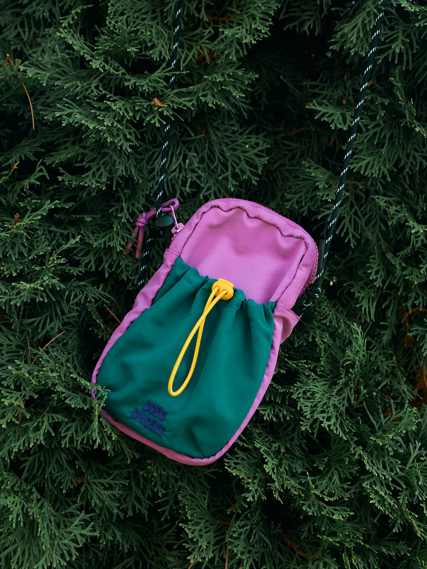 
                  
                    Mehrfarbige Mini-Tasche aus technischem Material mit Farbblockdesign
                  
                